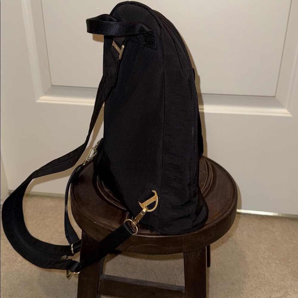 Bagallini Dallas Convertible Multifunction Backpack - Picture 6 of 15